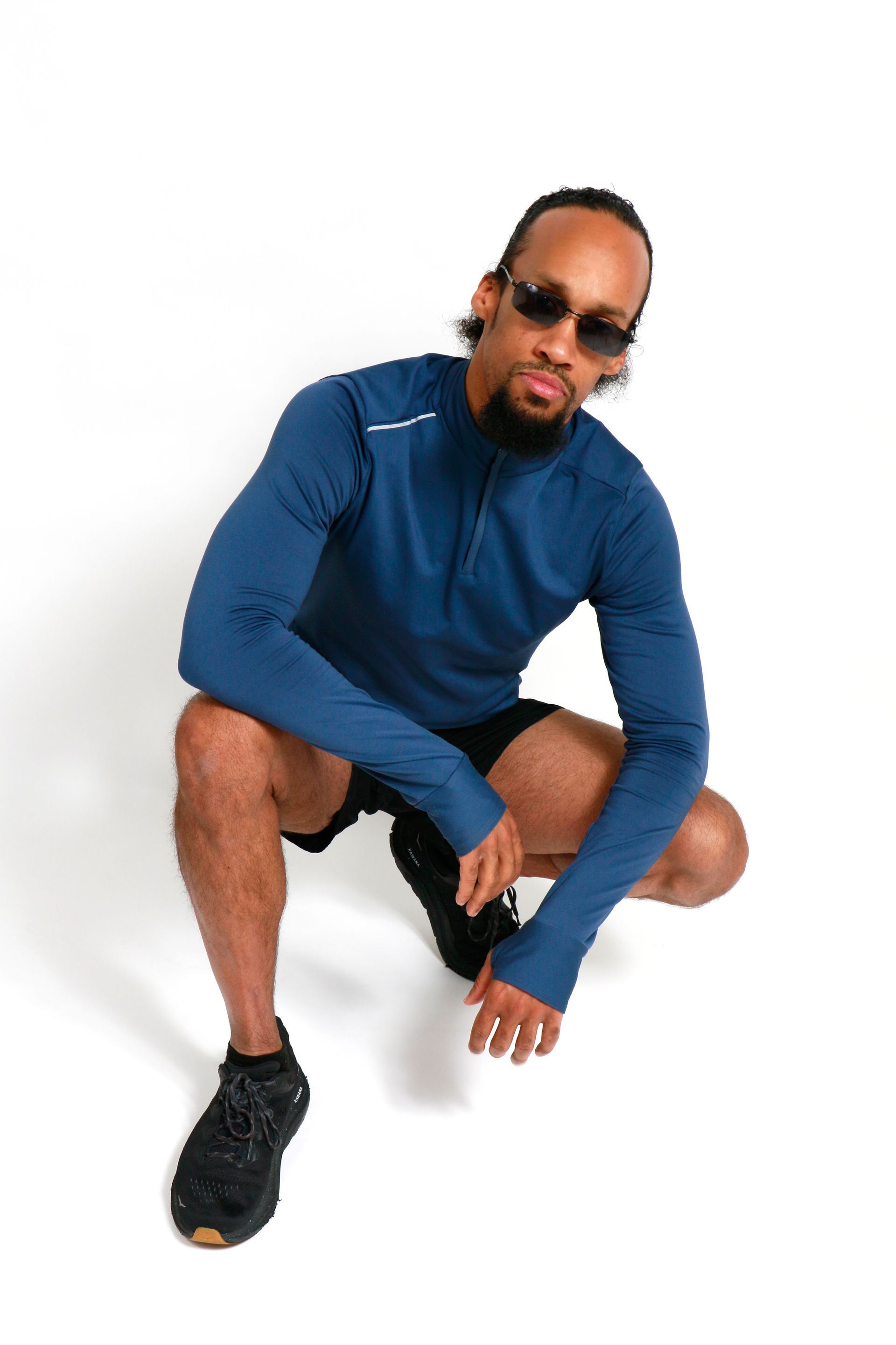 Photo d'un homme accroupi qui prend la pose