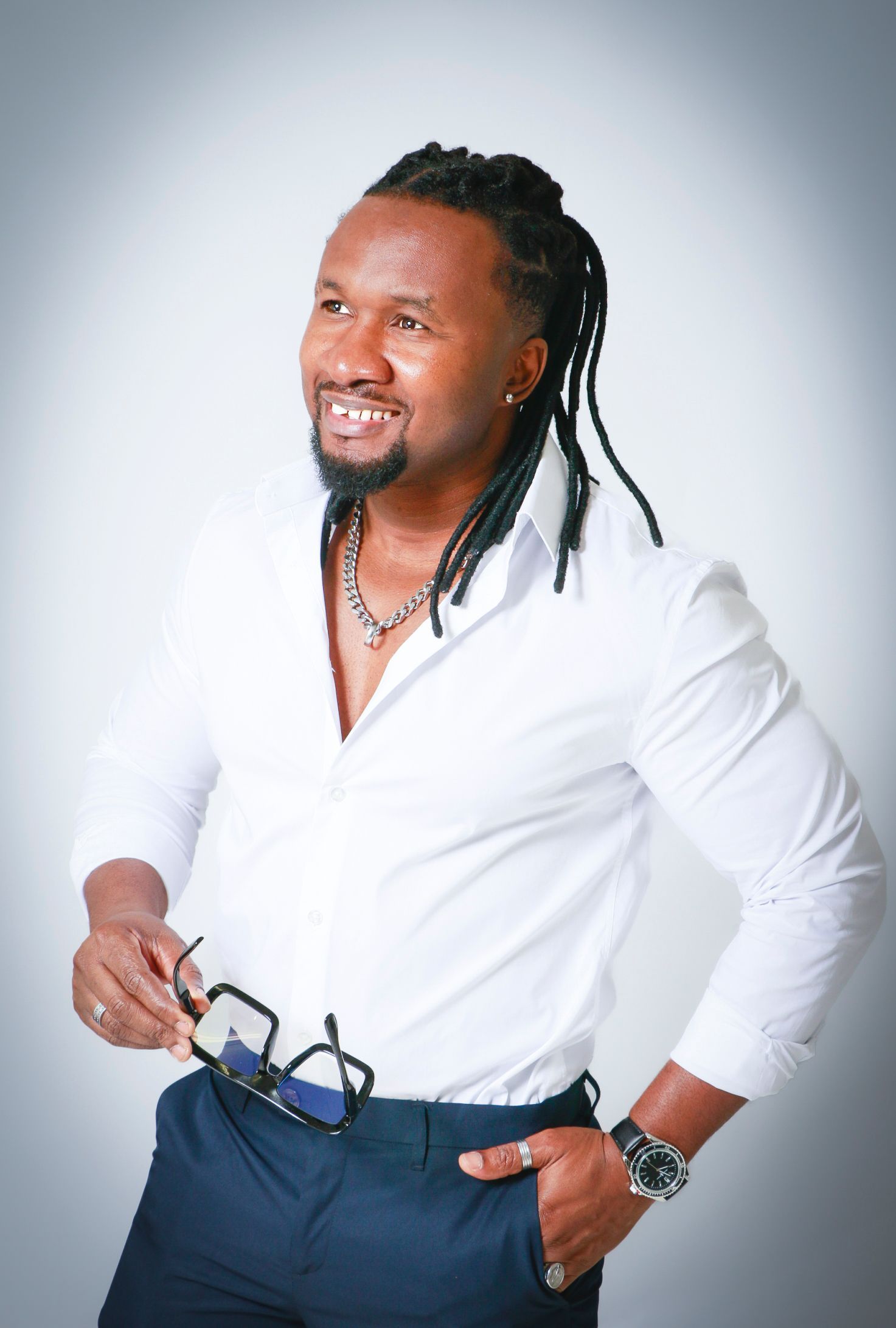 Portrait d'un jeune homme en chemise blanche