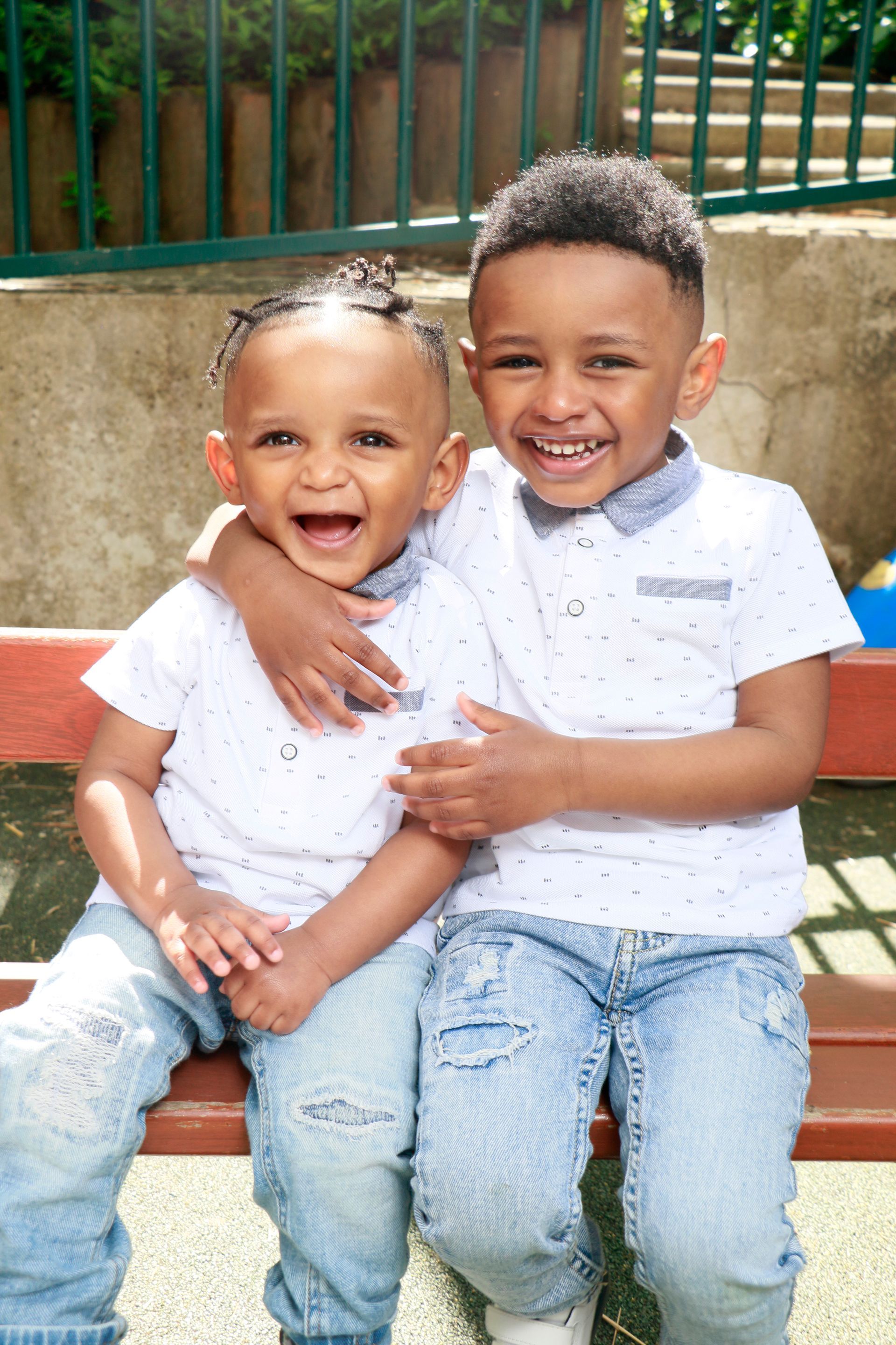 Portraits de deux petits frères souriants