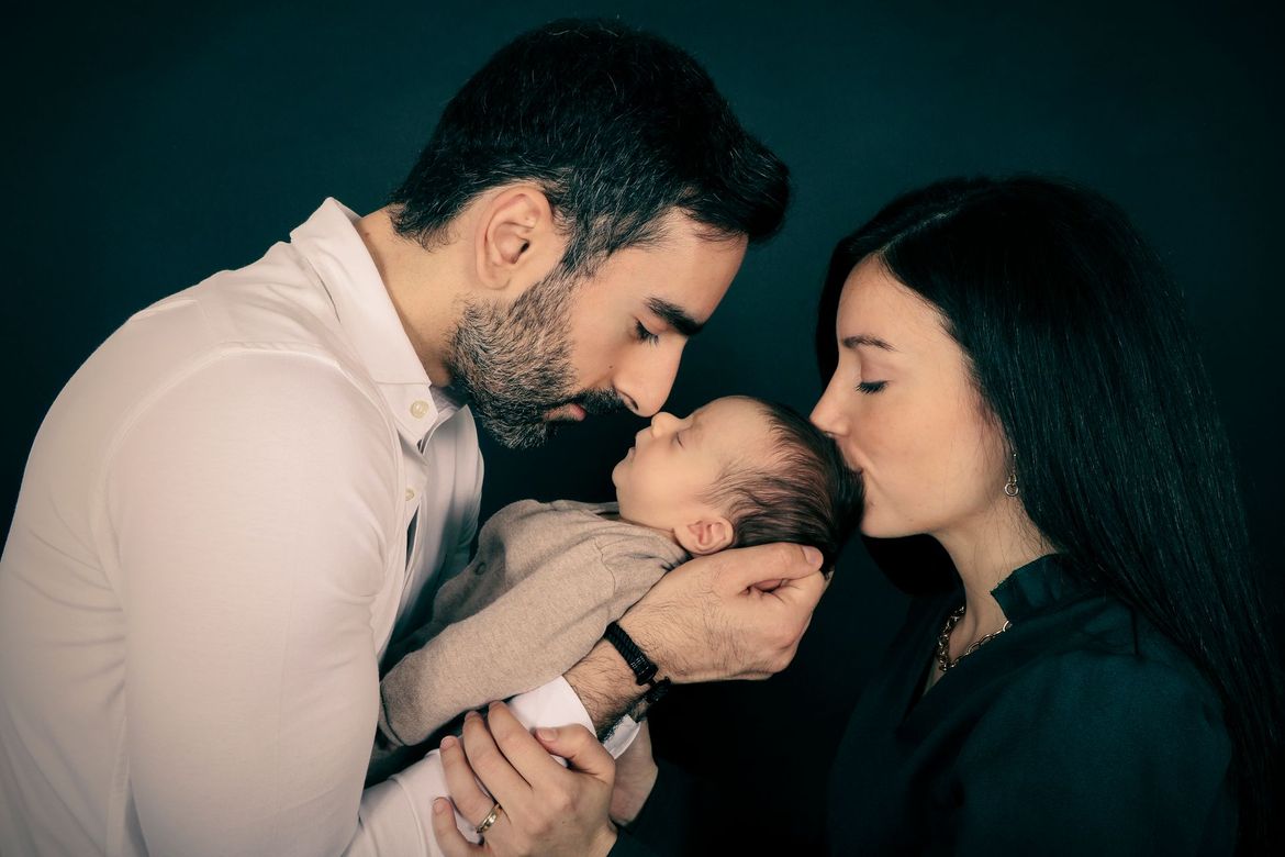 Des parents avec leur enfant