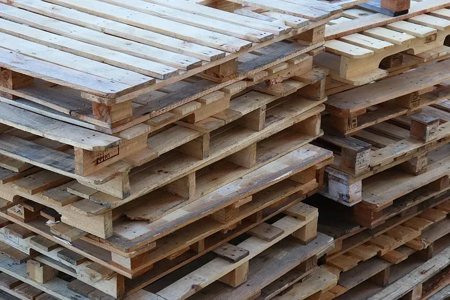 Una pila de paletas de madera apiladas una encima de otra.