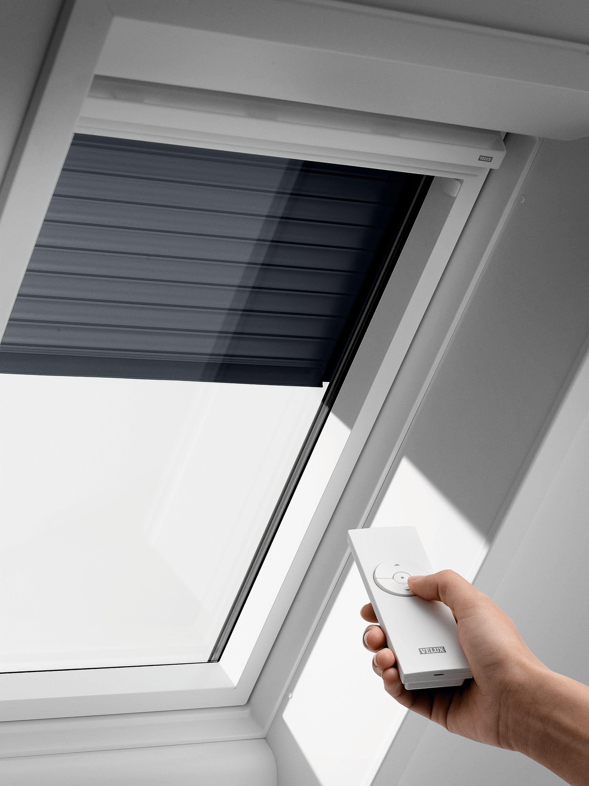 Pose de volets roulants sur fenêtre de toit