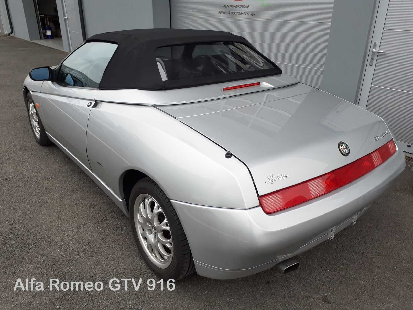 Silberner Alfa Romeo GTV 916 Cabriolet mit schwarzem Verdeck