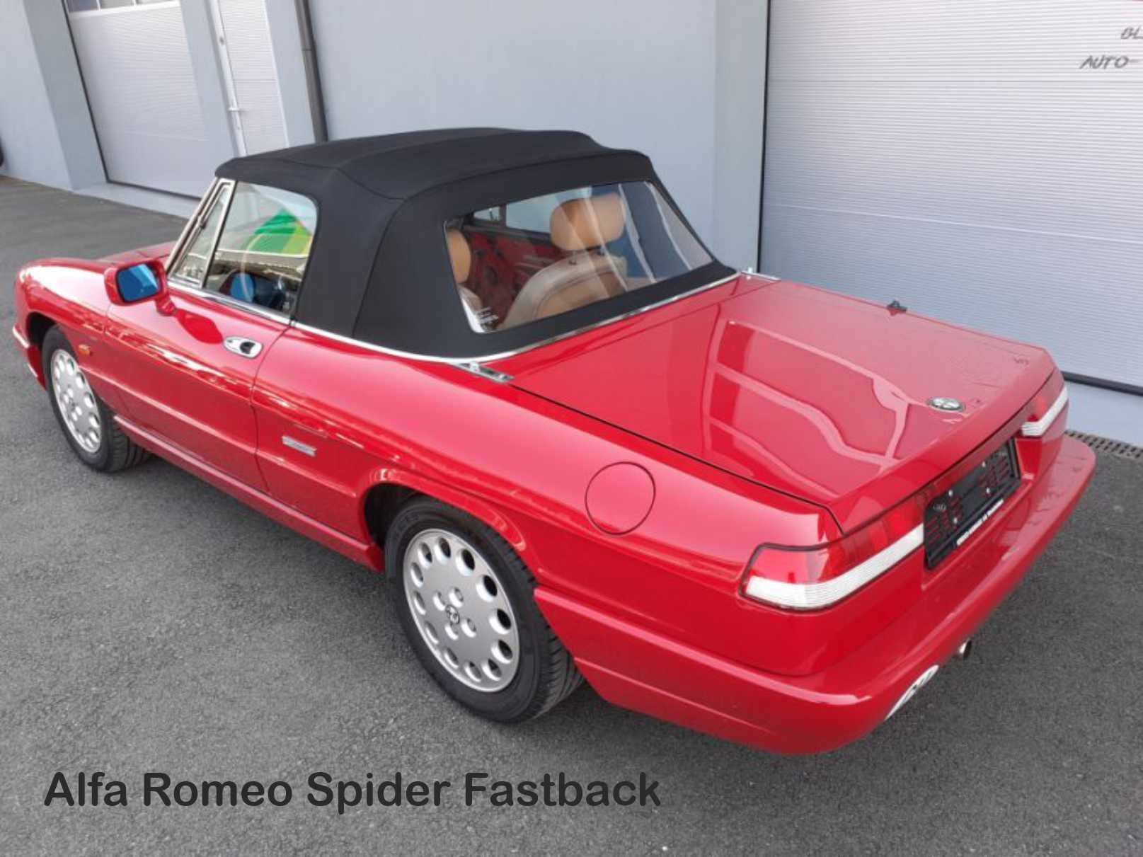 Roter Alfa Romeo Spider Fastback Cabrio mit schwarzem Verdeck