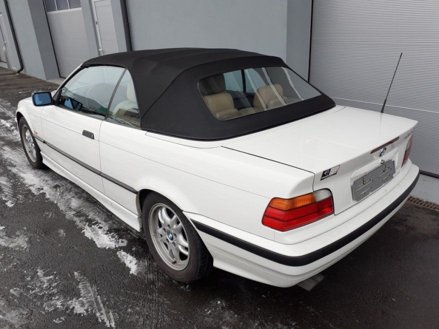 Weißer BMW E36 mit schwarzem Stoffverdeck