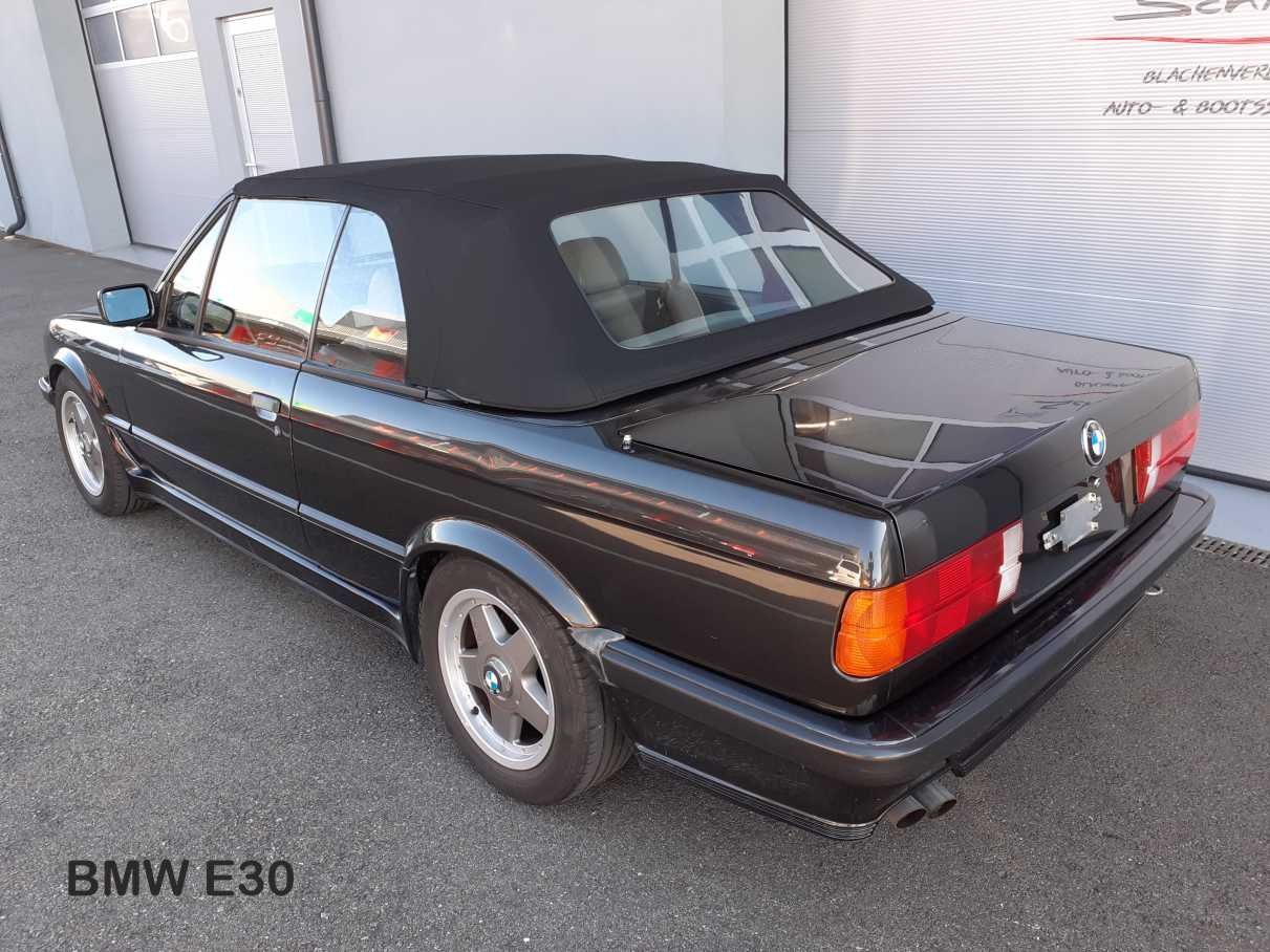 Schwarzes BMW E30 Cabriolet mit schwarzem Stoffverdeck.