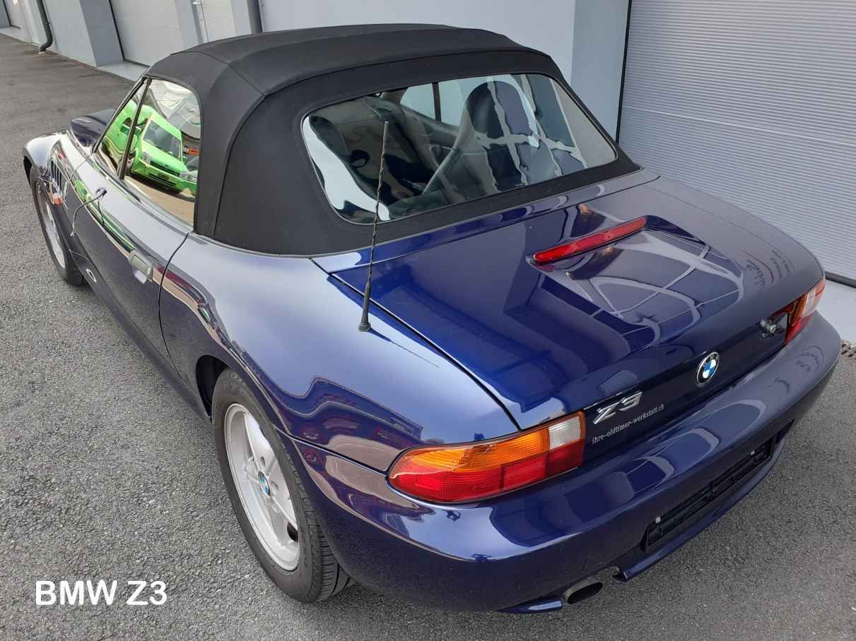 Blaues BMW-Z3-Cabrio mit schwarzem Verdeck