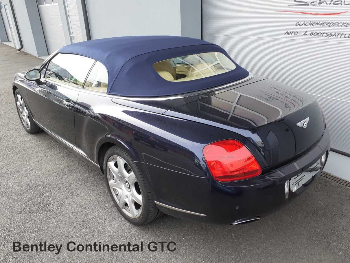 Dunkelblauer Bentley Continental GTC Cabriolet mit blauem Stoffverdeck