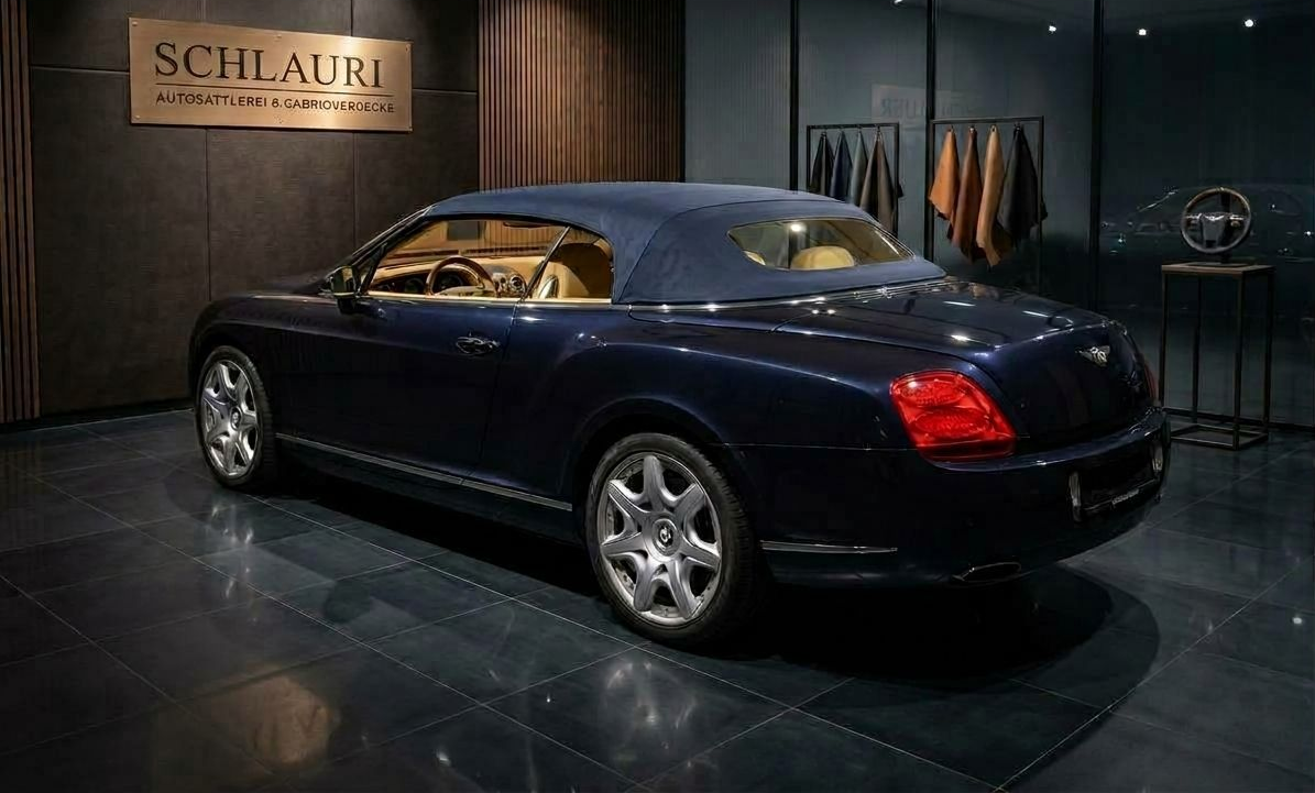 Bentley Continental GTC mit blauem Cabrioverdeck in Showroom
