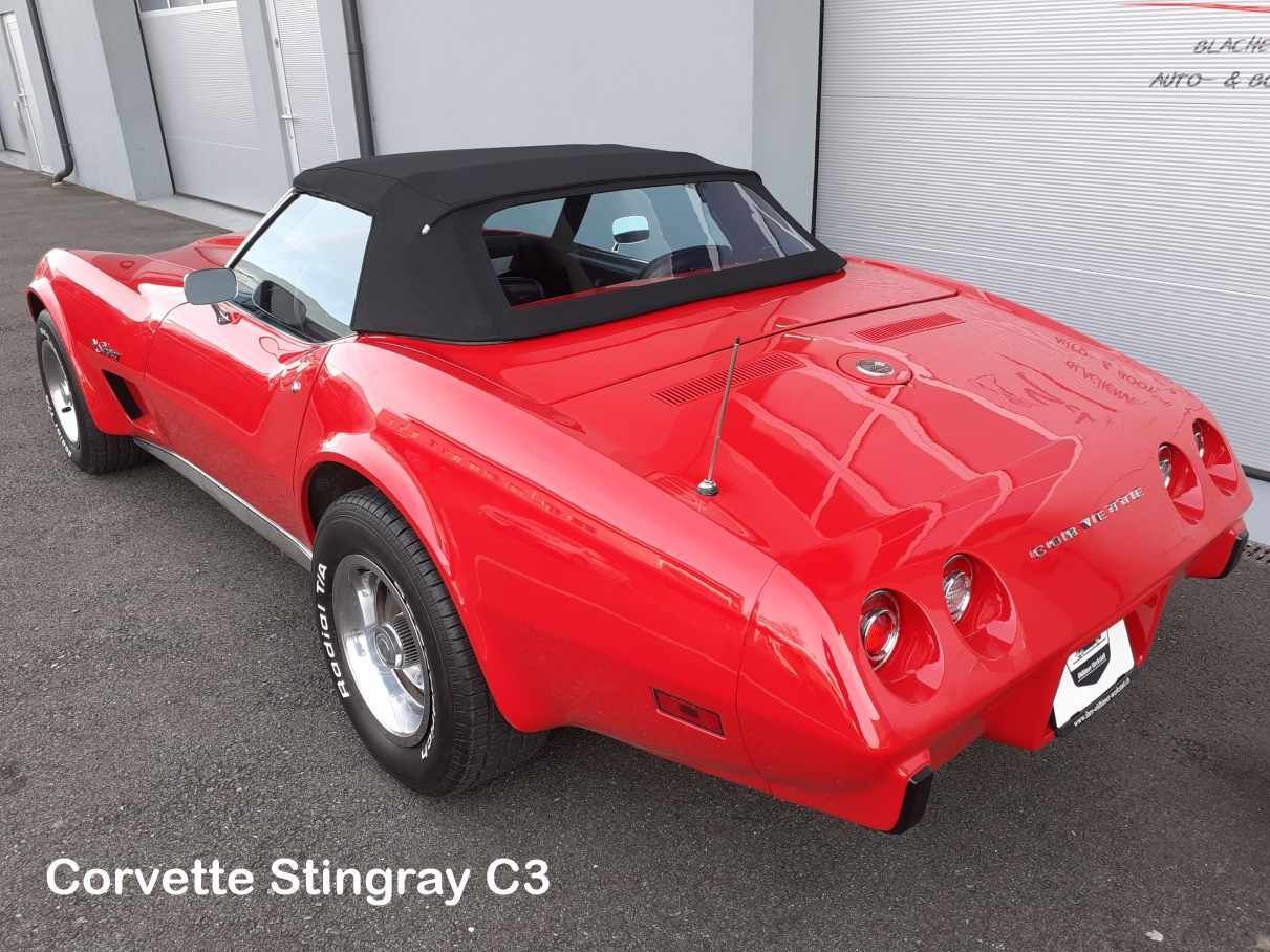 Roter Chevrolet Corvette Stingray C3 als Cabriolet mit schwarzem Stoffverdeck