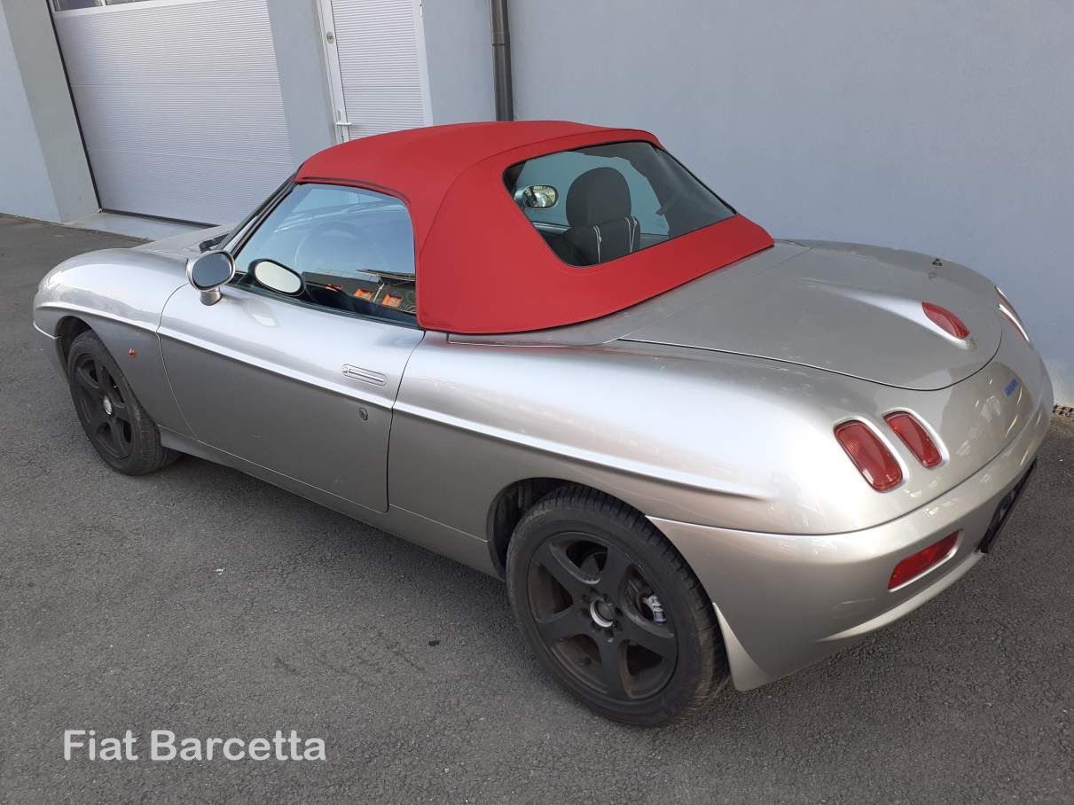Silberner Fiat Barchetta mit rotem Verdeck