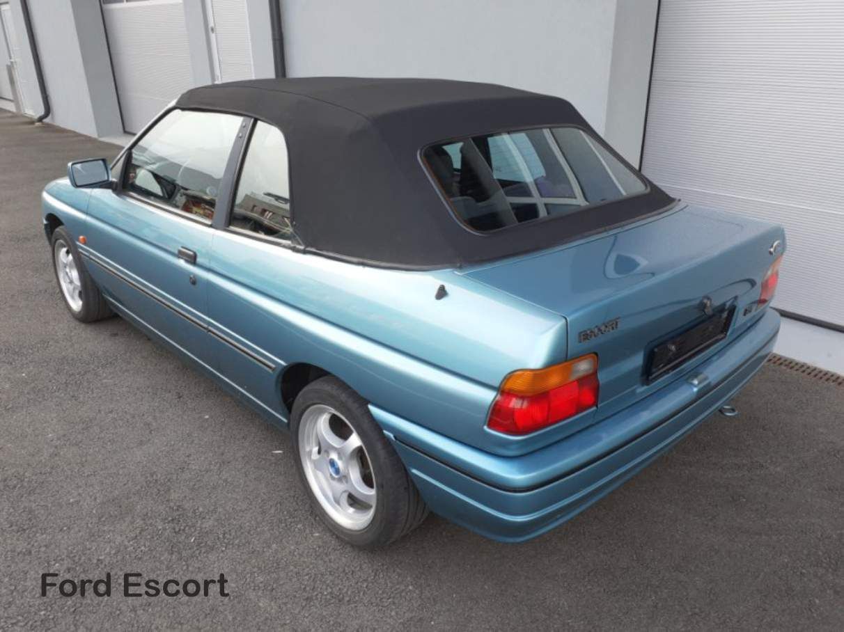 Blaues Ford Escort Cabriolet mit schwarzem Verdeck