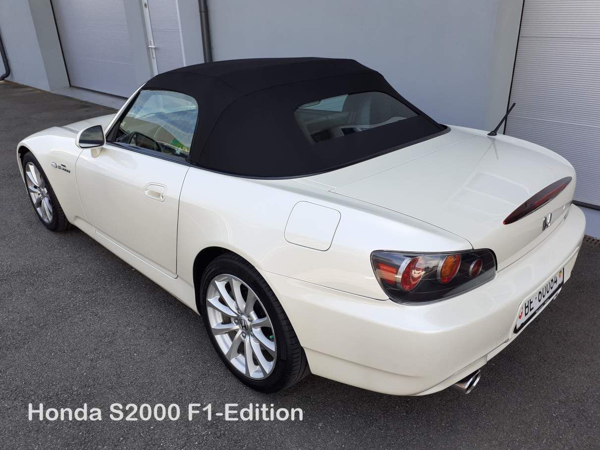 Weißer Honda S2000 F1-Edition mit schwarzem Stoffverdeck