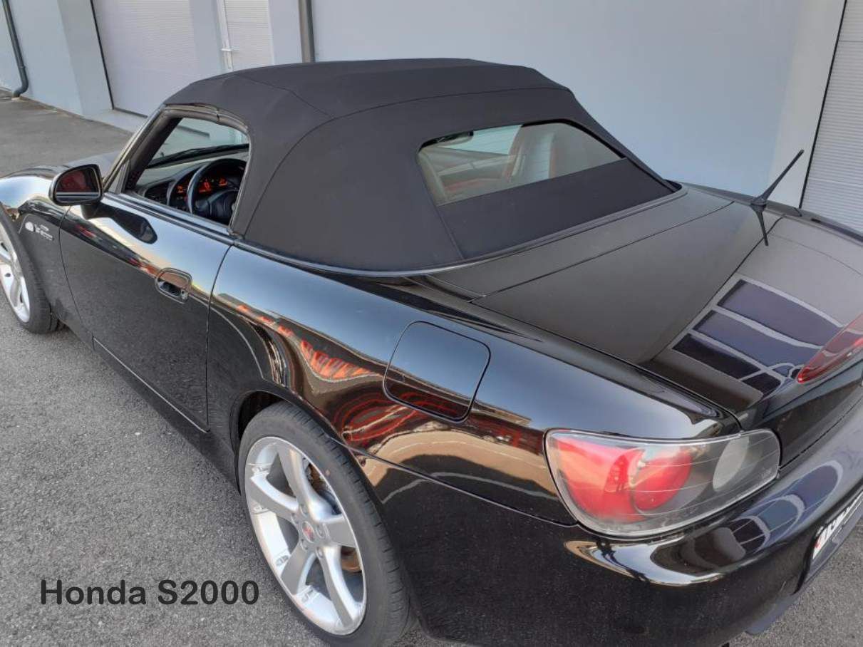 Schwarzer Honda S2000 Cabrio mit Stoffverdeck