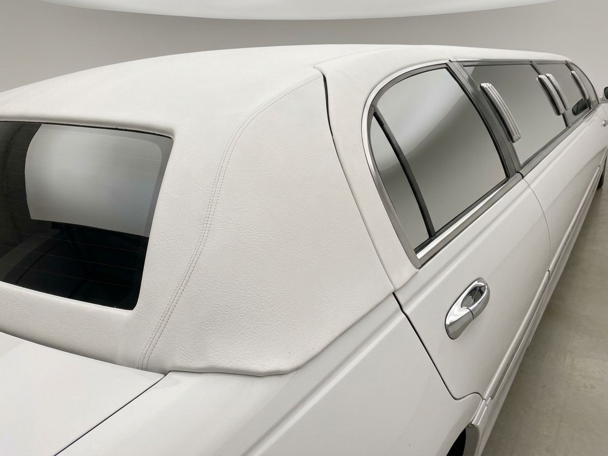 Lincoln Town Car mit Vinyldach in weiss