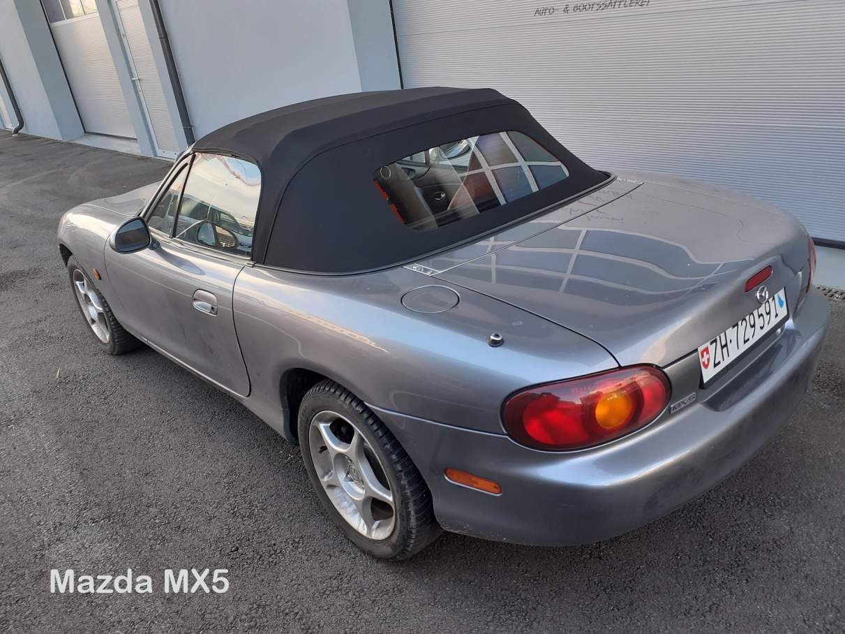 Silberner Mazda MX-5 Cabrio