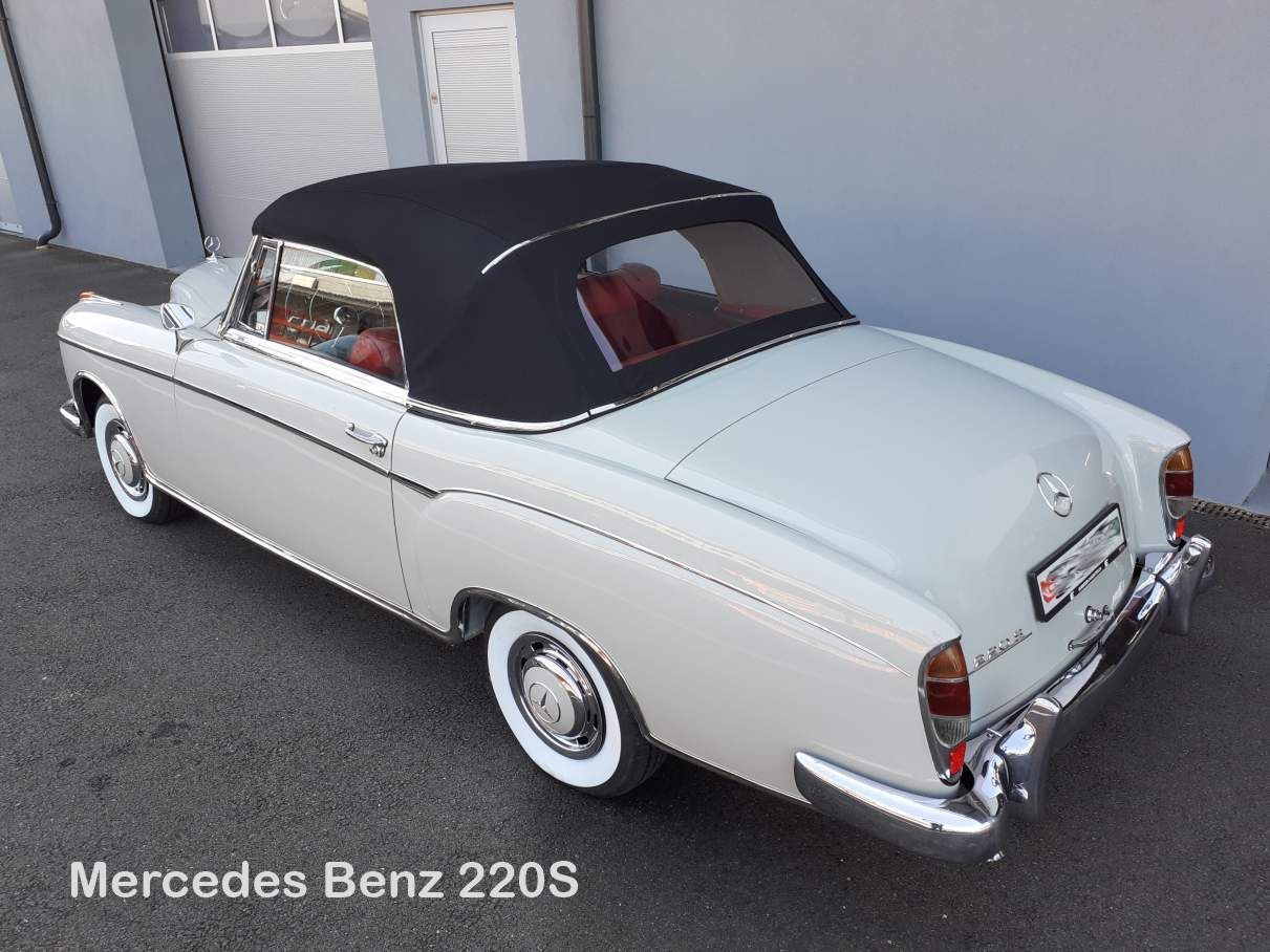 Weißes Mercedes-Benz 220S Cabriolet mit schwarzem Verdeck