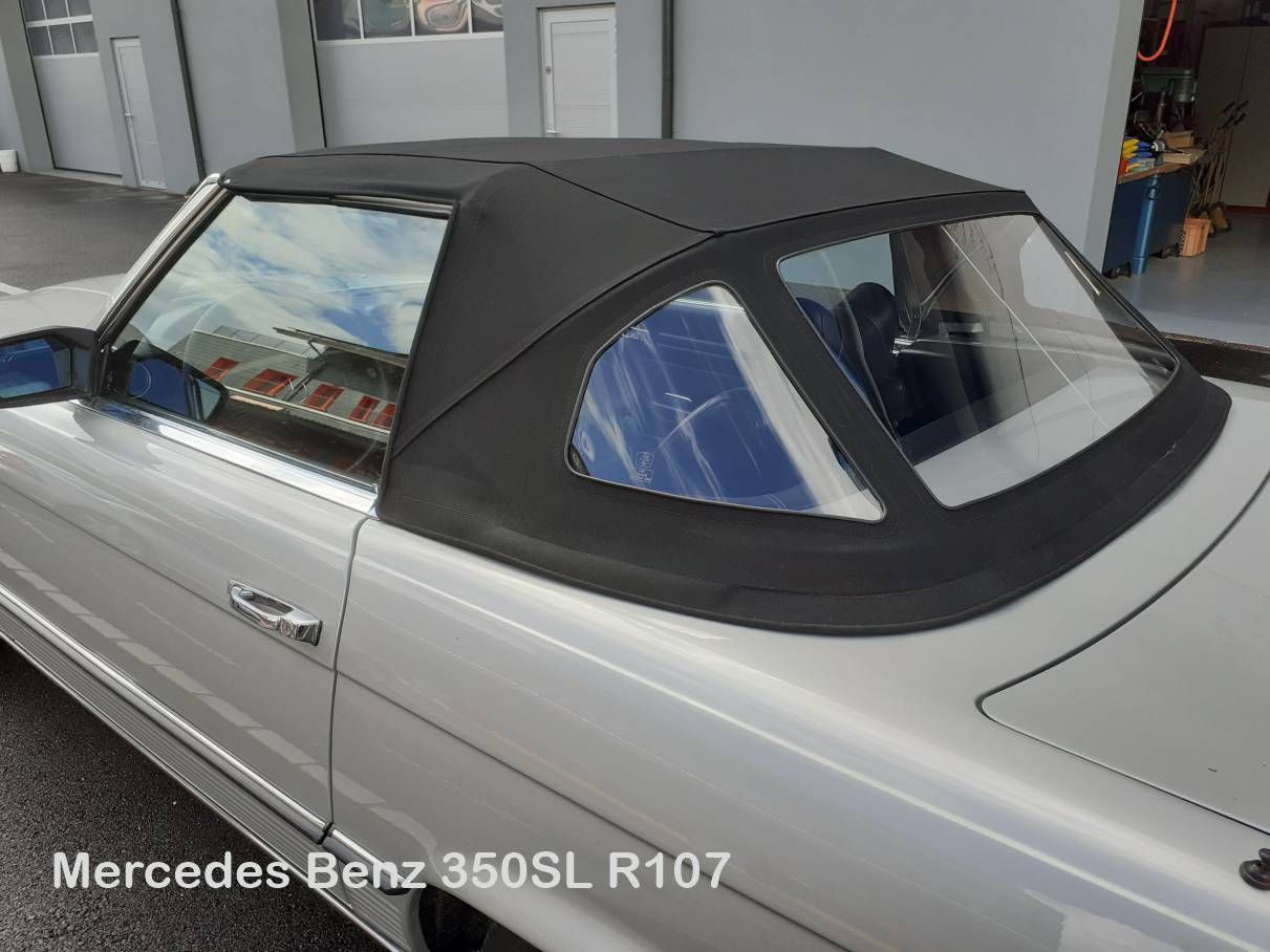 Silberner Mercedes-Benz 350SL R107 mit schwarzem Stoffverdeck