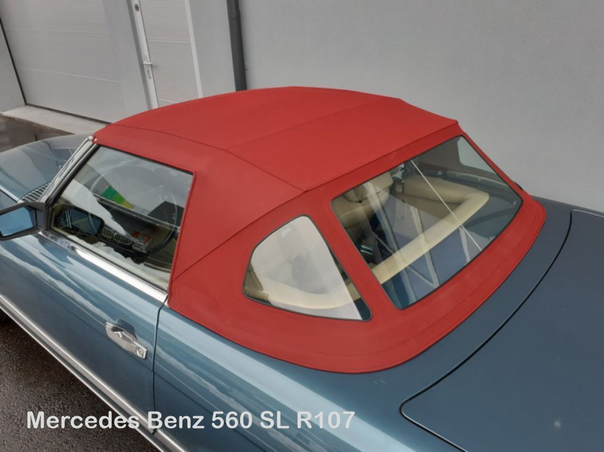 Rotes Stoffverdeck auf einem blauen Mercedes-Benz 560 SL Cabriolet