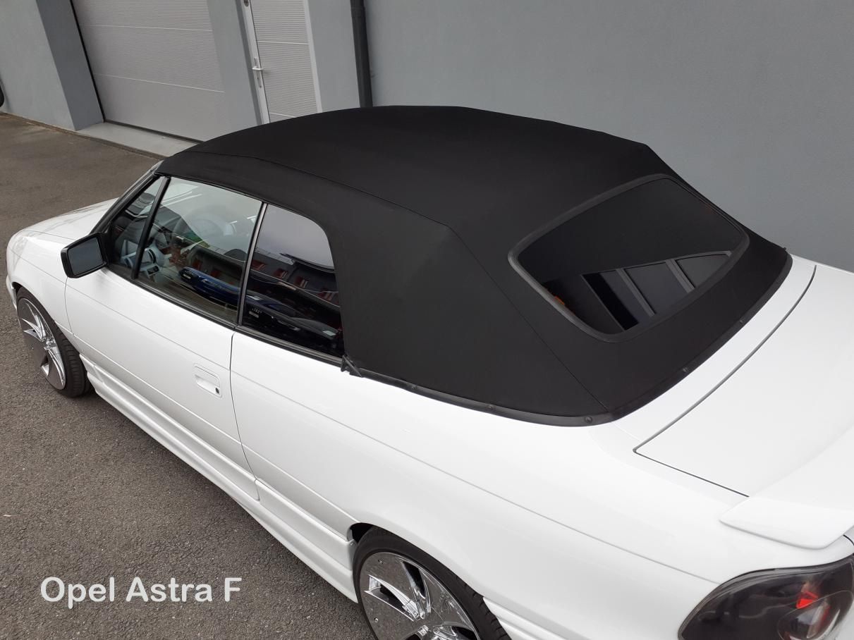 Weißer Opel Astra F mit schwarzem Stoffverdeck