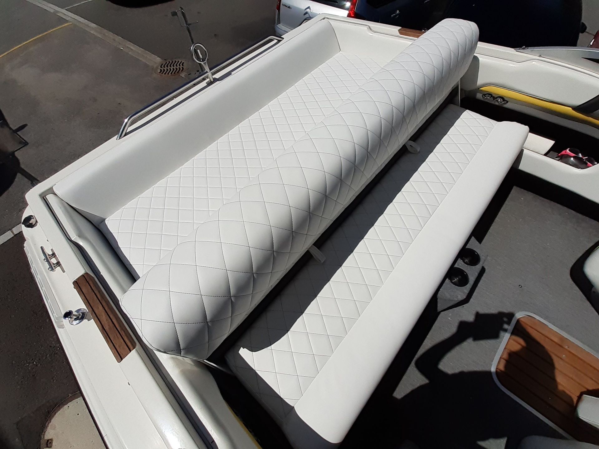Sitz-/Liegepolster in Kunstleder weiss mit Rautenmuster für Motorboot SeaRay