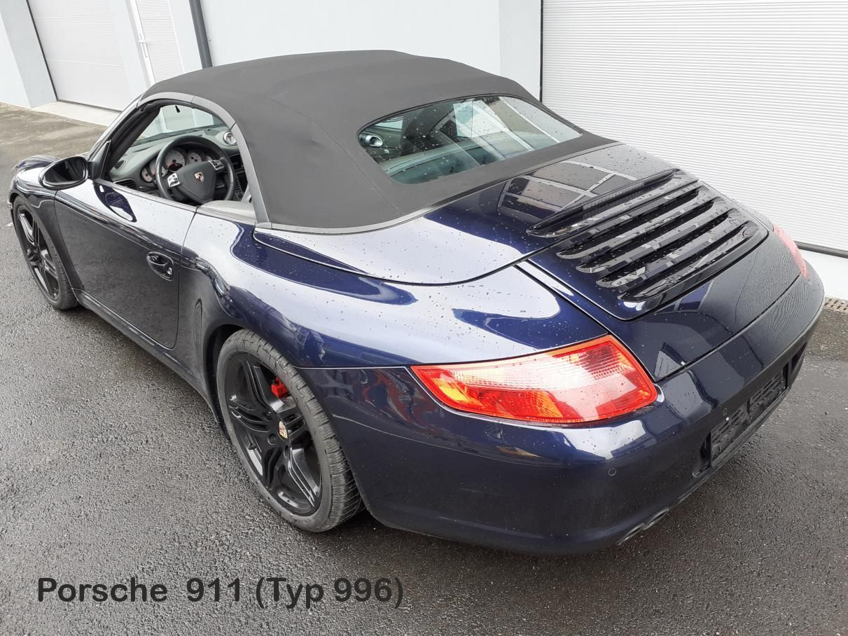 Dunkelblauer Porsche 911 Cabriolet mit schwarzem Stoffverdeck