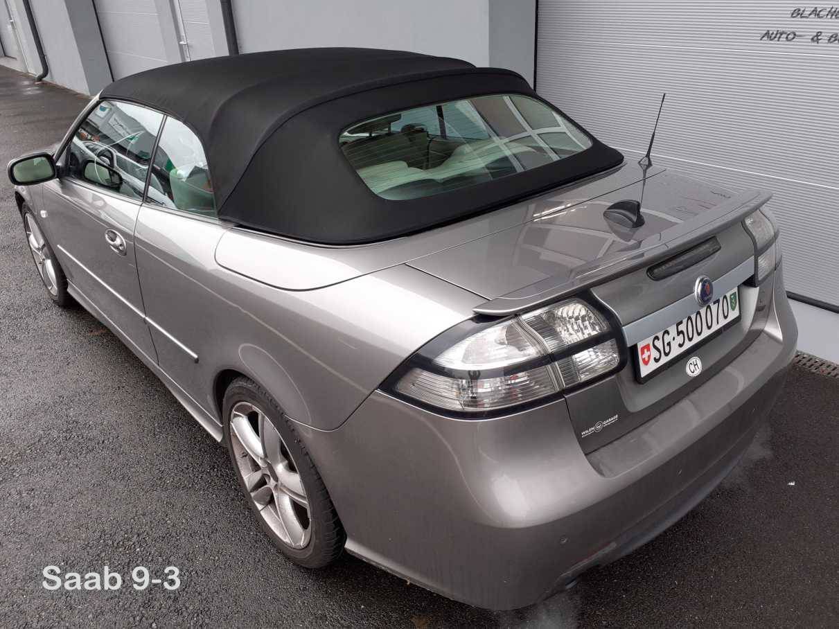 Silberner Saab 9-3 Cabrio mit schwarzem Verdeck