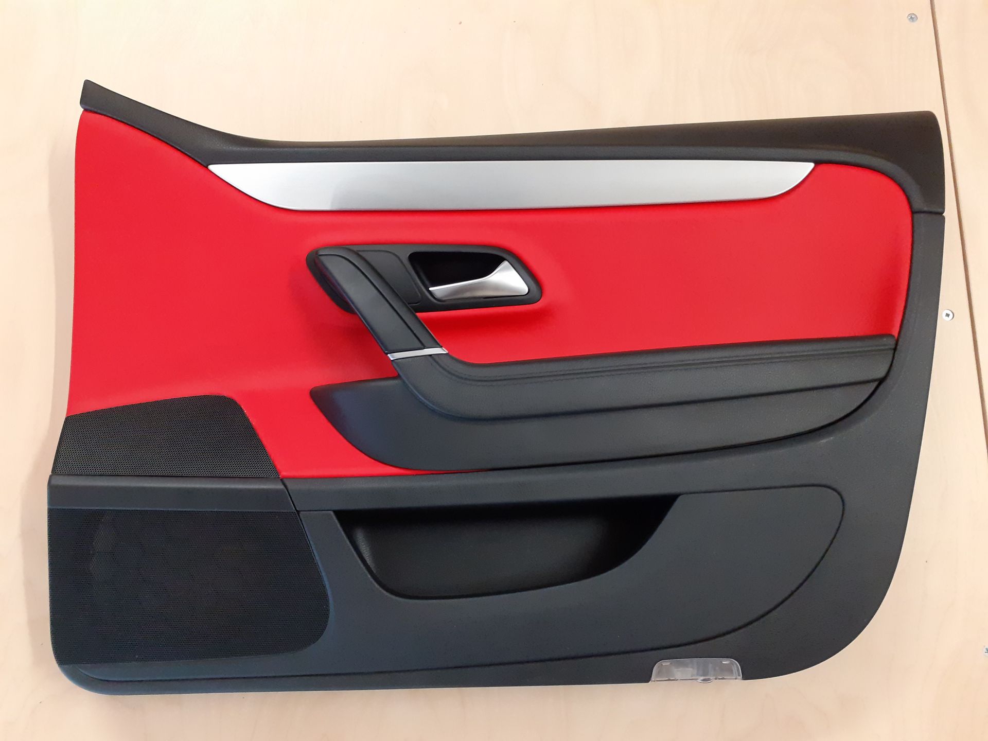 Türverkleidung in schwarz-rot
