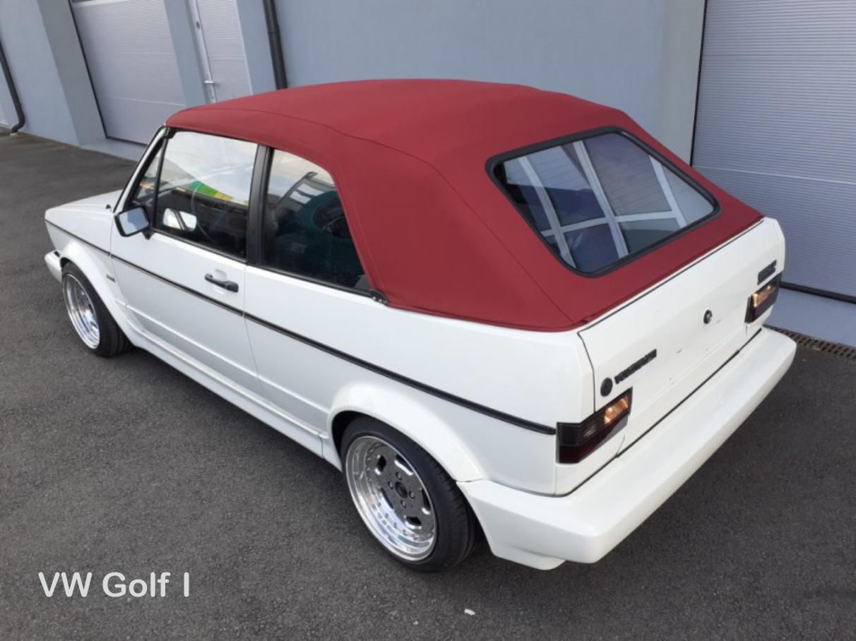 VW Golf I mit rotem Cabrioverdeck