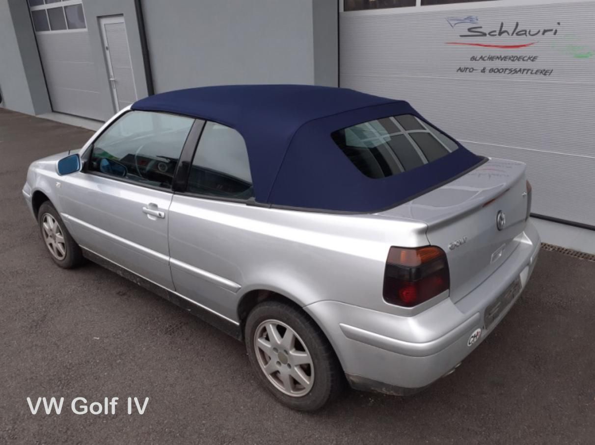 Silberner VW Golf IV mit dunkelblauem Stoffverdeck