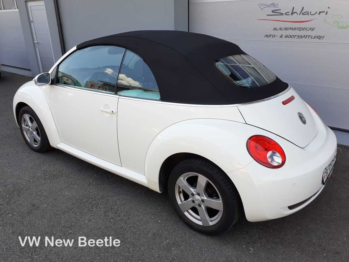 Weißer VW New Beetle mit schwarzem Stoffverdeck
