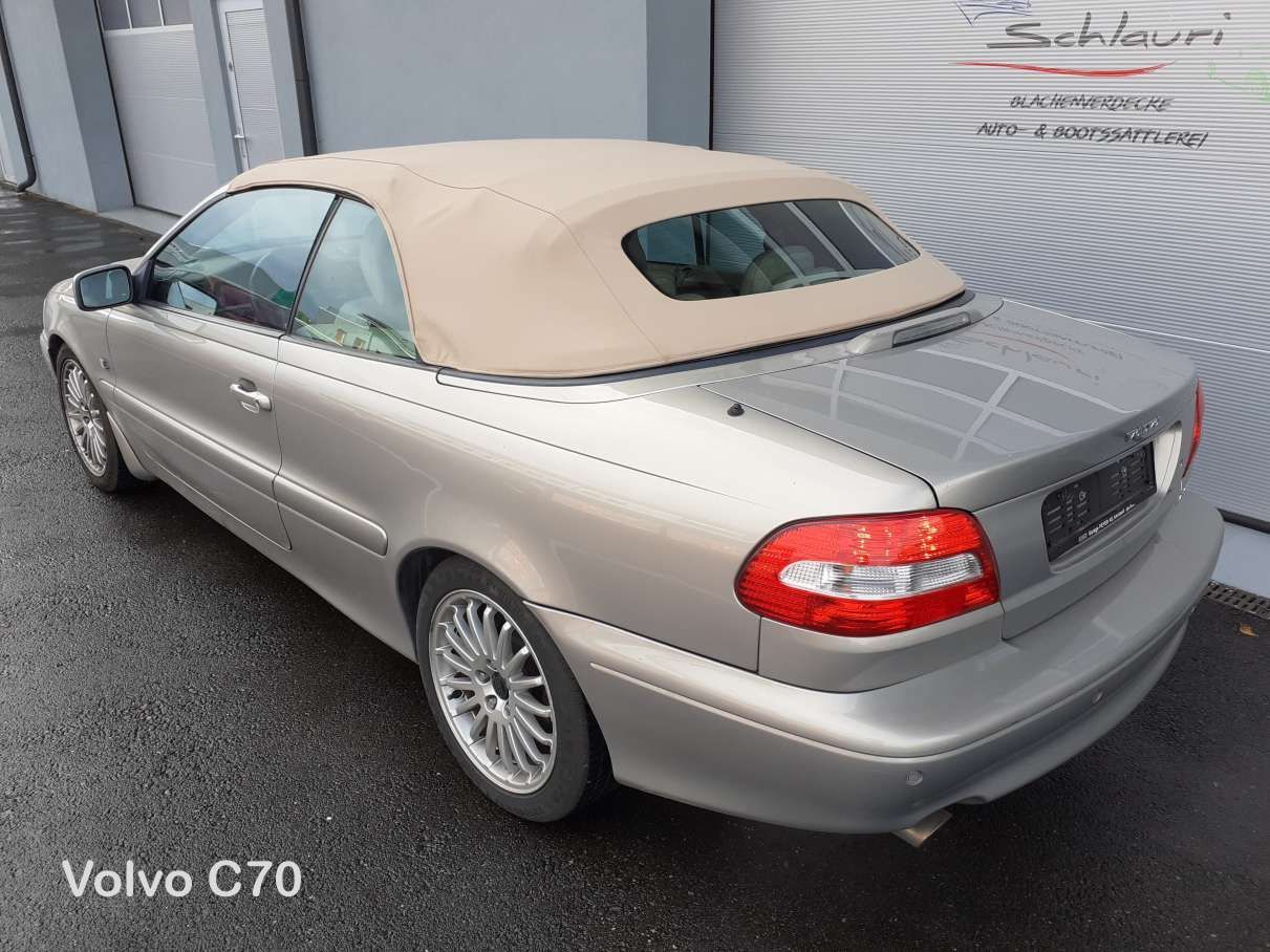 Silberner Volvo C70 Cabrio mit beigem Verdeck