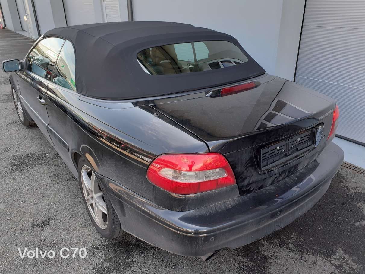 Schwarzes Volvo-C70-Cabriolet