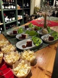 Ein Holztisch mit Tellern voller Essen und Weingläsern.