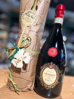 Eine Vielzahl von Schnapsflaschen sind auf einem Tisch aufgereiht