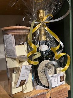 Eine Reihe Weinflaschen mit daran befestigten Etiketten