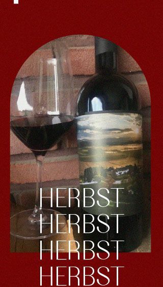 Eine flasche herbst herbst herbst herbst steht neben einem glas wein