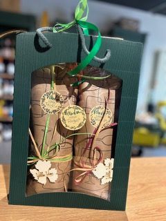 Eine grüne Schachtel gefüllt mit Papierrollen und einem grünen Band.