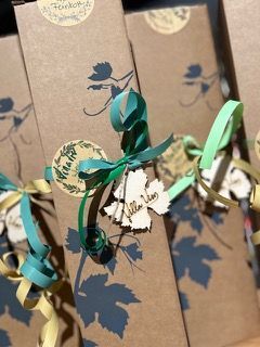 Eine Gruppe hölzerner Weinuntersetzer steht auf einem Holztisch.