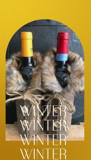 Zwei Flaschen Wein sind in einer Tasche mit der Aufschrift Winter Winter Winter