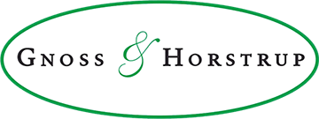 Das Logo von Gnoss & Horstrup ist ein grünes Oval auf weißem Hintergrund.