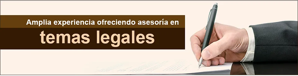 Una persona está escribiendo en un trozo de papel con las palabras temas legales encima.