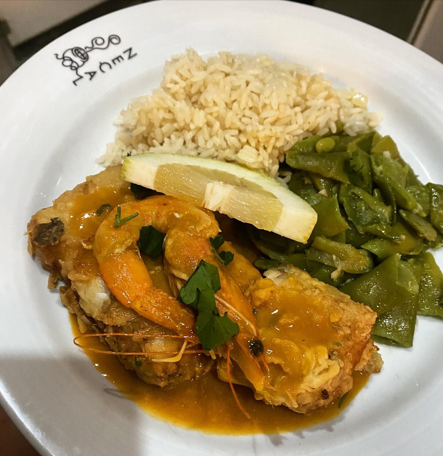 Um prato de comida com arroz e feijão verde