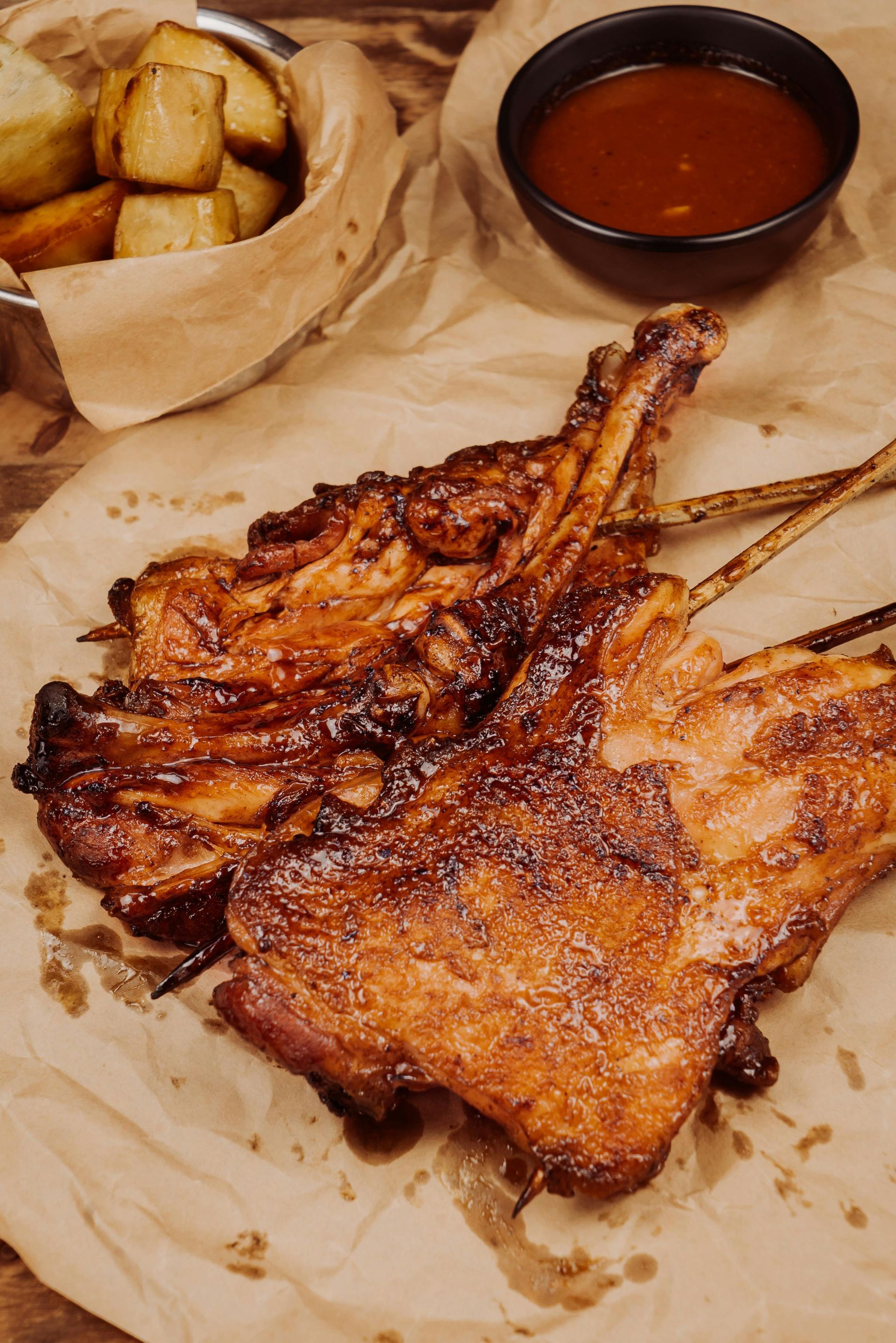 Uma tigela cheia de uma variedade de vegetais e carne em um fundo branco.