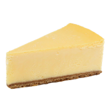 Uma fatia de cheesecake em um fundo branco.