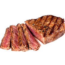 Um bife grelhado é cortado em fatias sobre uma superfície branca