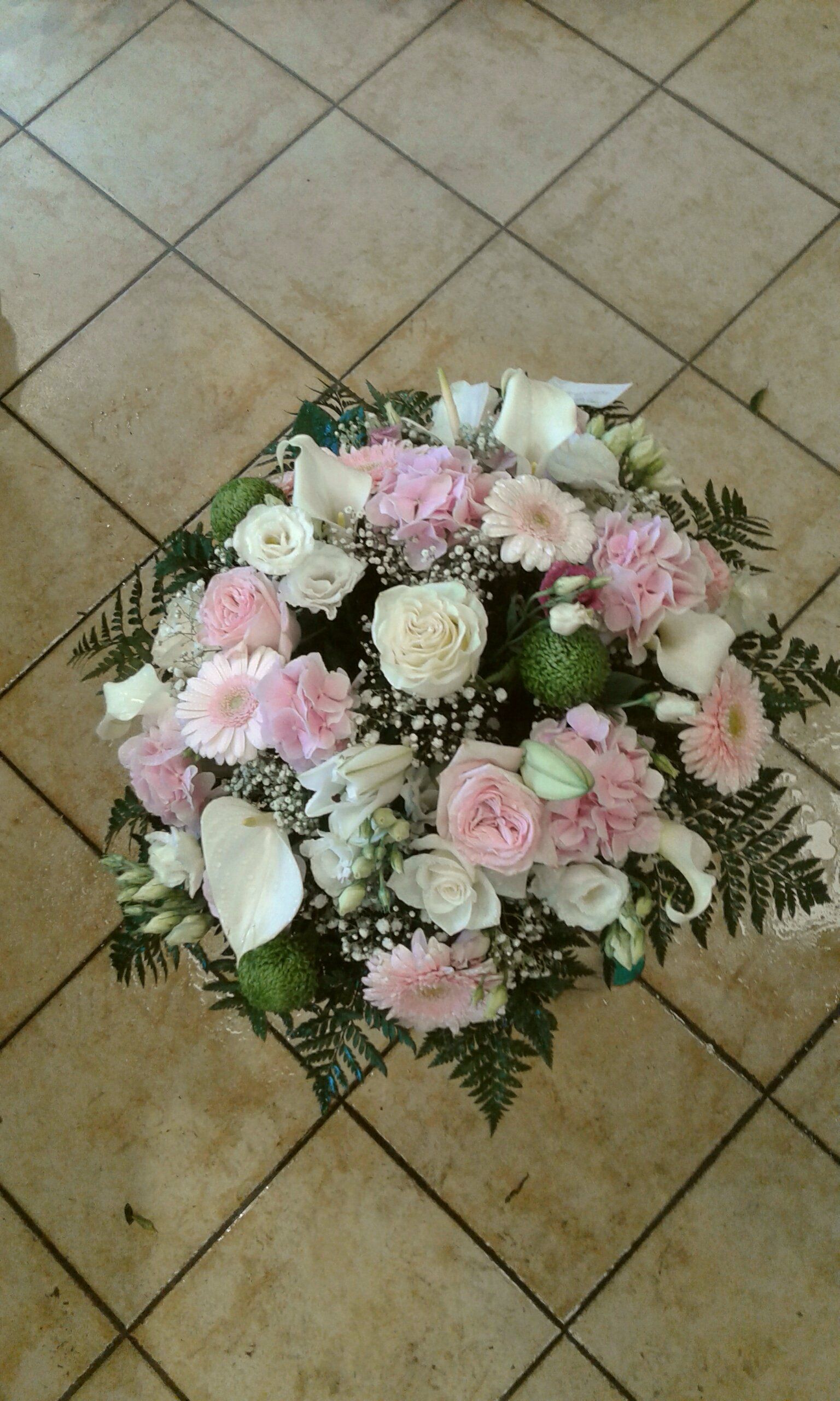 Bouquet rond avec roses blanches