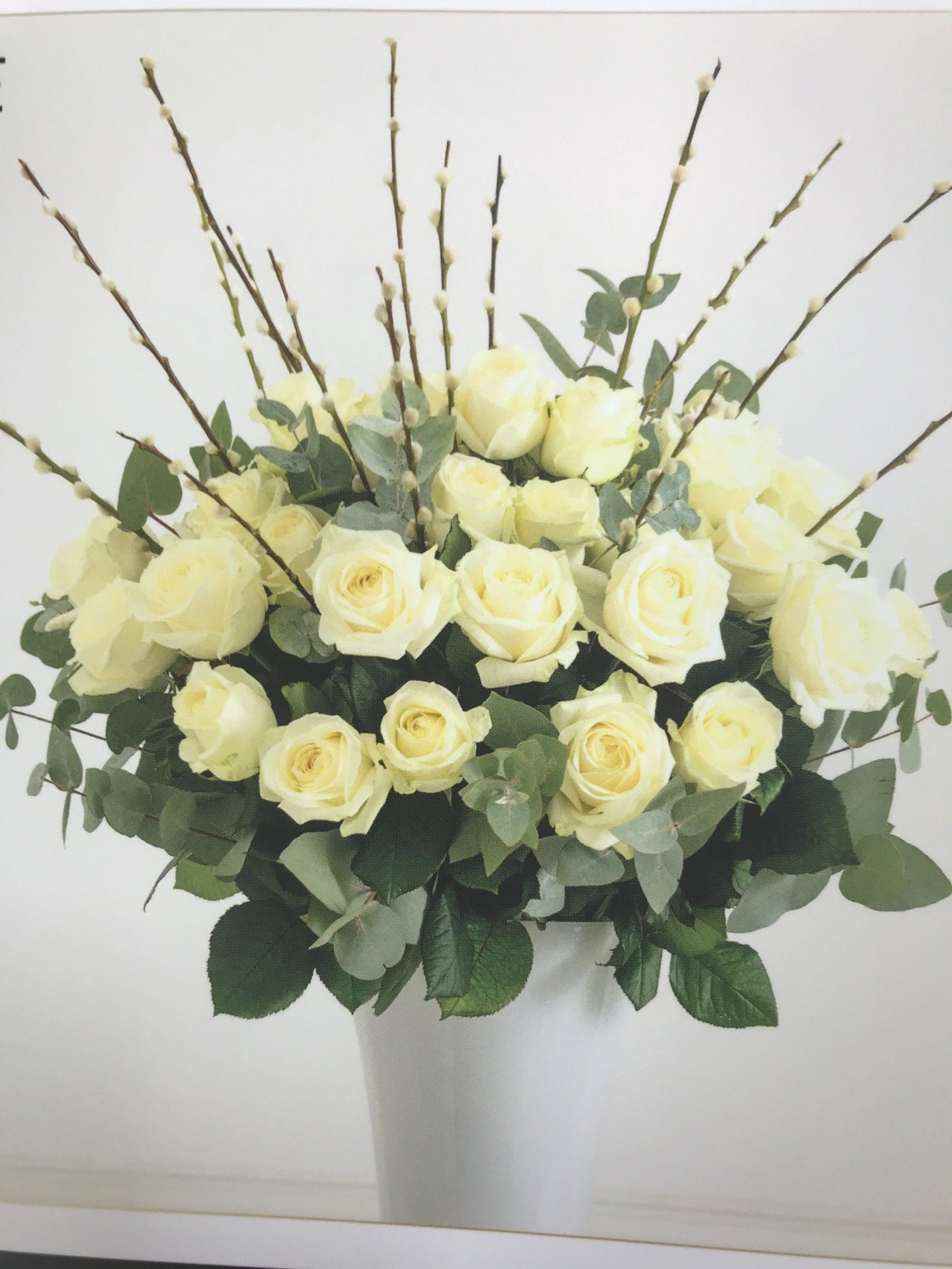 Bouquet de roses blanches dans un vase