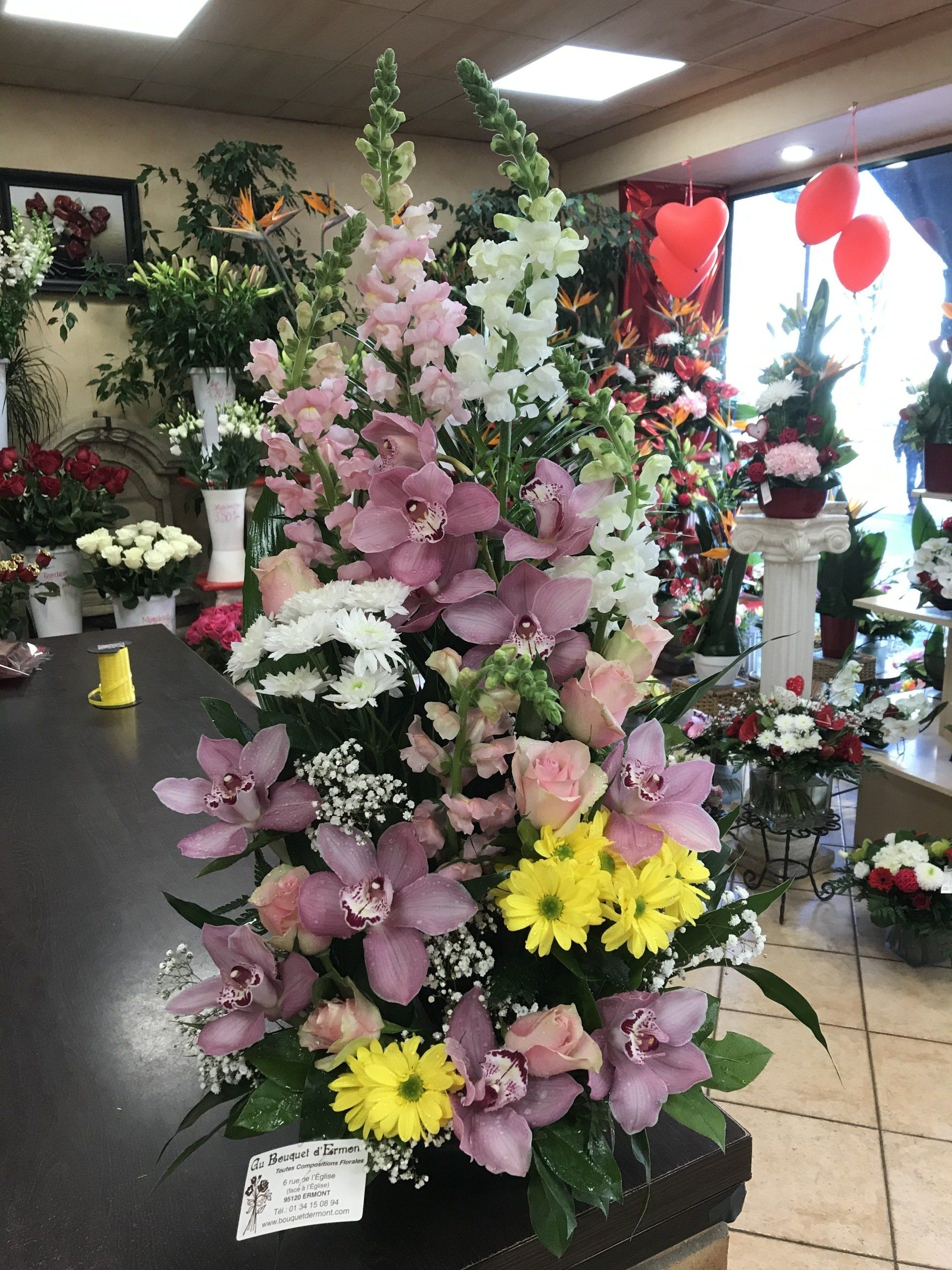 Composition en hauteur fleurie