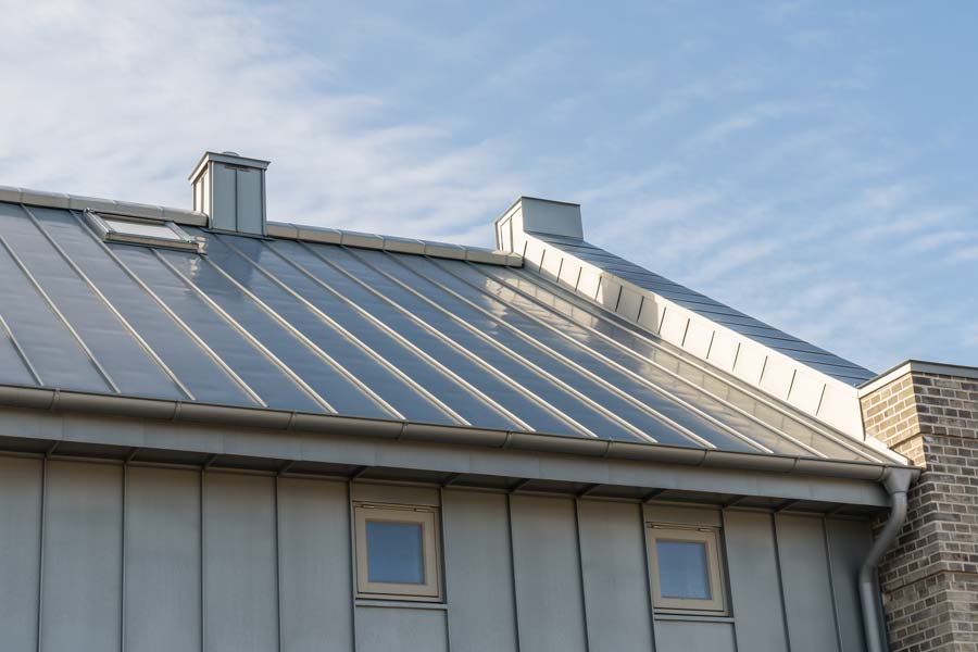 Toiture en zinc avec une fenêtre de toit